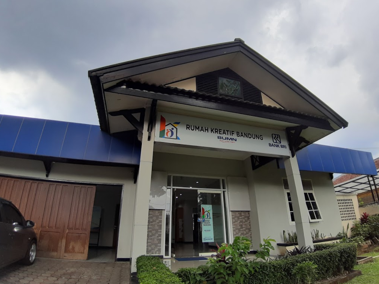 ADETRUNA dan Kang Herman mengisi pelatihan di Rumah Kreatif Bandung Jalan Jurang 5 Maret 2020 Kiosagro Chatat Id Gapura digital Bank BRI
