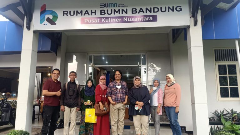 adetruna foto bareng usai mengisi kelas pelatihan offline di Rumah BUMN Kota Bandung