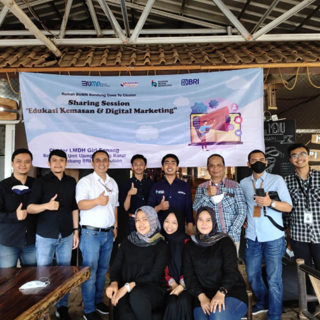 adetruna bersama tim dari RUMAH BUMN BRI kota Bandung di Kampun Legok Nyenang Desa Giri Mekar Kecamatan Cilengkrang Kabupaten Bandung