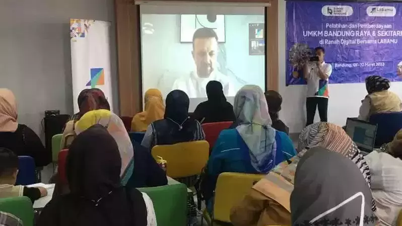 Direktur Utama Labamu, Arnold Sebastian Egg secara tele conference antara Korea dan Bandung.